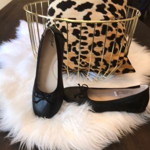 Black ballerina flats